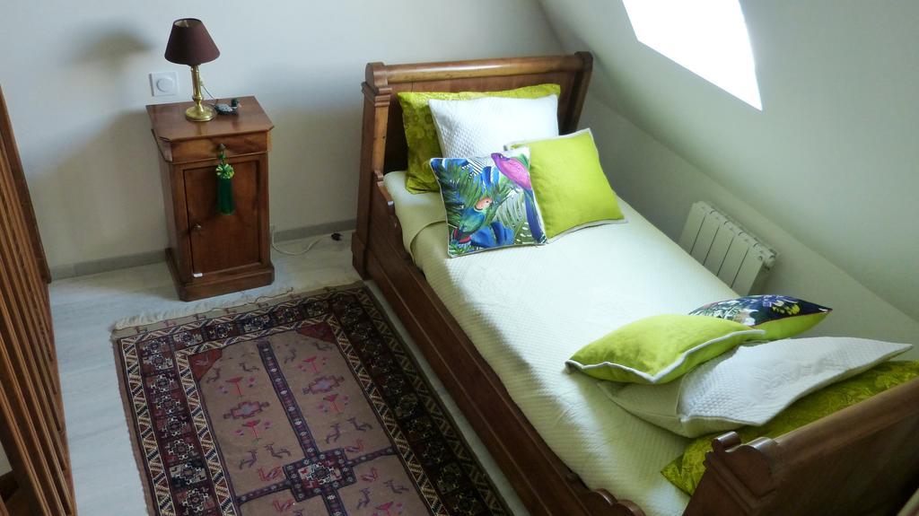 Villa Les Guédrils Genêts Habitación foto