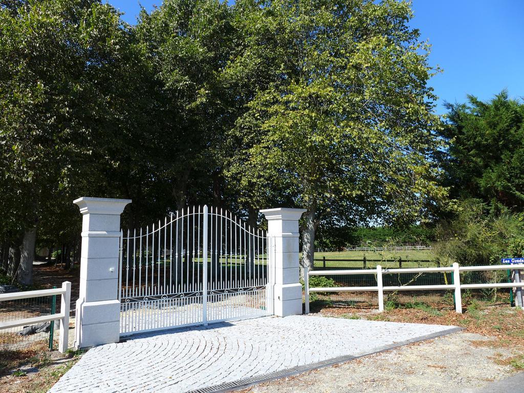 Villa Les Guédrils Genêts Exterior foto